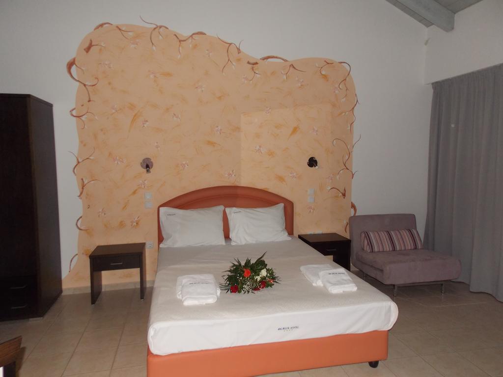 Hotel Theasis Paralia Sergoulas Habitación foto